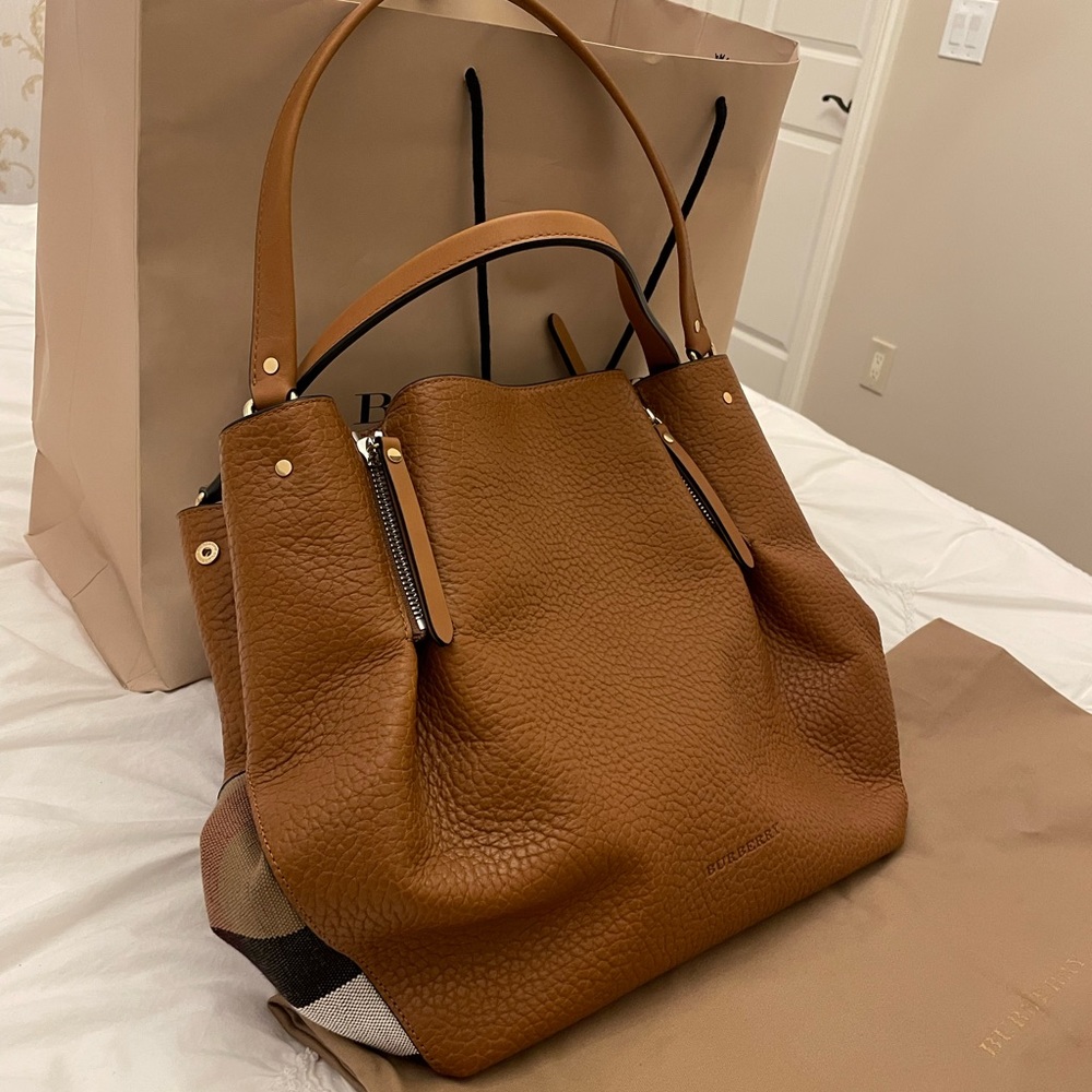 NEW BURBERRY HANDBAG,